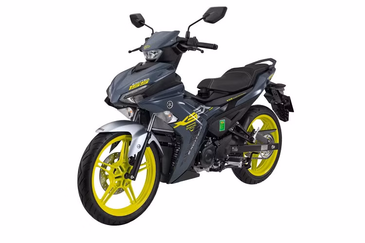 Tất nhiên là trong lần ra màu áo mới này, hệ truyền động của xe Yamaha Exciter 155 VVA 2022 không có gì thay đổi, trái tim vẫn là động cơ 155cc, xi-lanh đơn, làm mát bằng chất lỏng, sản sinh ra công suất tối đa 17,7 mã lực tại 9.500 vòng/phút.