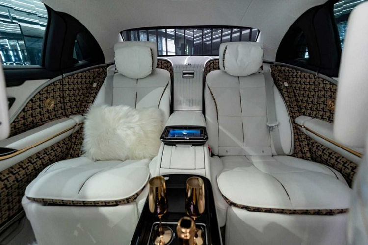 Ngoài ra, nút home cũng có viền tròn bằng vàng hồng và mang logo Mercedes-Maybach một cách kiêu hãnh. Từ ly uống sâm panh cho đến bộ lông giả màu trắng, chúng ta có thể nói rằng Haute Voiture là chiếc S-Class xa hoa nhất của Mercedes-Maybach.