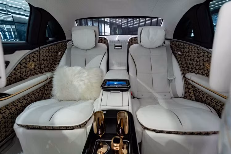 Ngoài ra, nút home cũng có viền tròn bằng vàng hồng và mang logo Mercedes-Maybach một cách kiêu hãnh. Từ ly uống sâm panh cho đến bộ lông giả màu trắng, chúng ta có thể nói rằng Haute Voiture là chiếc S-Class xa hoa nhất của Mercedes-Maybach.