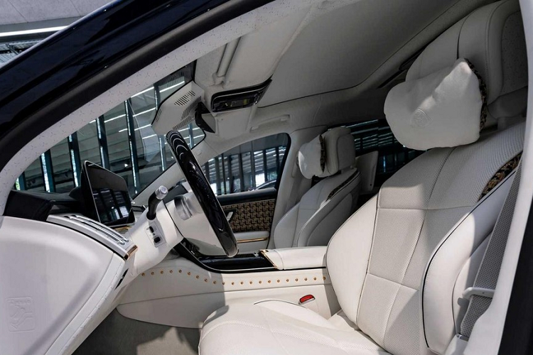 Các điểm nhấn màu vàng hồng tạo cảm giác như bạn đang ngồi bên trong một không gian toàn đồ trang sức, đi kèm với túi xách và trang phục phù hợp sử dụng cùng một loại vải bouclé và da Nappa.