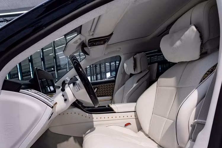 Các điểm nhấn màu vàng hồng tạo cảm giác như bạn đang ngồi bên trong một không gian toàn đồ trang sức, đi kèm với túi xách và trang phục phù hợp sử dụng cùng một loại vải bouclé và da Nappa.