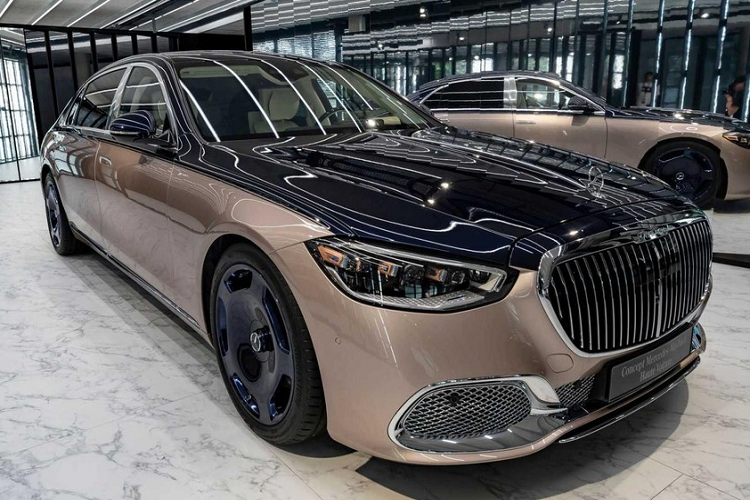 Mới đây Mercedes-Maybach ra mắt Haute Voiture, mẫu concept cho xem trước một phiên bản đặc biệt sản xuất giới hạn sẽ ra mắt vào đầu năm 2023. Do ảnh hưởng bởi thời trang cao cấp, chiếc S-Class tối thượng này có ngoại thất hoàn thiện hai tông màu, kết hợp màu xanh biển sẫm cho phần trên của thân xe và la-zăng với màu hồng nhẹ nhàng cho nửa dưới. Tất nhiên, điều kỳ diệu thực sự của chiếc xe này là bên trong cabin.