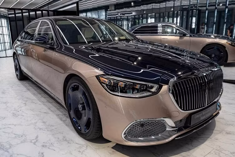 Mới đây Mercedes-Maybach ra mắt Haute Voiture, mẫu concept cho xem trước một phiên bản đặc biệt sản xuất giới hạn sẽ ra mắt vào đầu năm 2023. Do ảnh hưởng bởi thời trang cao cấp, chiếc S-Class tối thượng này có ngoại thất hoàn thiện hai tông màu, kết hợp màu xanh biển sẫm cho phần trên của thân xe và la-zăng với màu hồng nhẹ nhàng cho nửa dưới. Tất nhiên, điều kỳ diệu thực sự của chiếc xe này là bên trong cabin.
