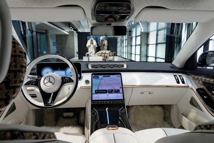 Nói đến da Nappa, cabin của Mercedes-Maybach Haute Voiture có da Nappa trắng ở khắp mọi nơi bạn nhìn. Maybach thậm chí đã đi xa đến mức kín đáo tinh chỉnh MBUX bằng bổ sung điểm nhấn vàng hồng lung linh cho hệ thống thông tin giải trí.