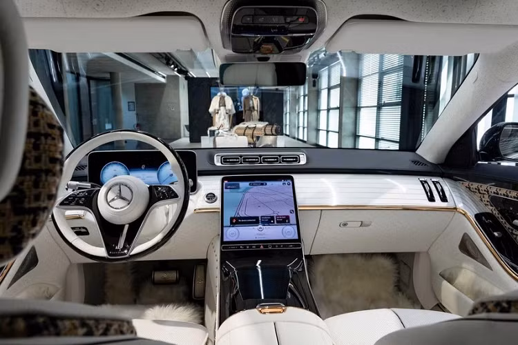 Nói đến da Nappa, cabin của Mercedes-Maybach Haute Voiture có da Nappa trắng ở khắp mọi nơi bạn nhìn. Maybach thậm chí đã đi xa đến mức kín đáo tinh chỉnh MBUX bằng bổ sung điểm nhấn vàng hồng lung linh cho hệ thống thông tin giải trí.