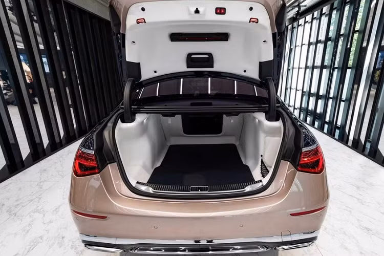 Sự kết hợp màu sắc mà chúng ta đã thấy ở ngoại thất tiếp tục được thể hiện trong nội thất sang trọng, nơi vải bouclé màu xanh lam, màu be và vàng hồng trang trí trên ốp cửa và cũng như trên ghế với gối mềm.