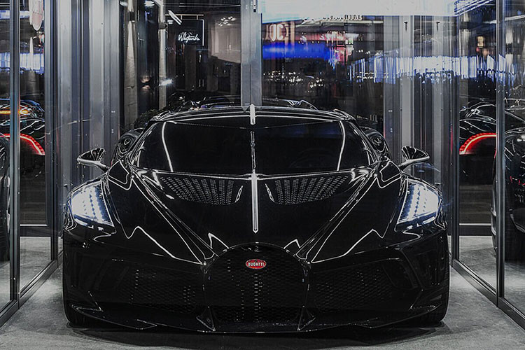 Bên cạnh đó, những vị khách có mặt tại sự kiện này đều có cơ hội tham gia đấu giá rất nhiều món đồ lưu niệm độc đáo, trong đó bao gồm cả chai rượu La Bouteille Noire độc nhất vô nhị.