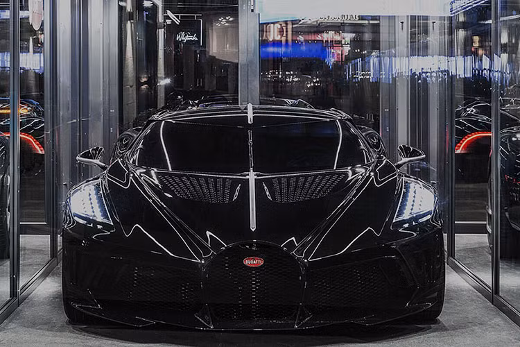 Bên cạnh đó, những vị khách có mặt tại sự kiện này đều có cơ hội tham gia đấu giá rất nhiều món đồ lưu niệm độc đáo, trong đó bao gồm cả chai rượu La Bouteille Noire độc nhất vô nhị.