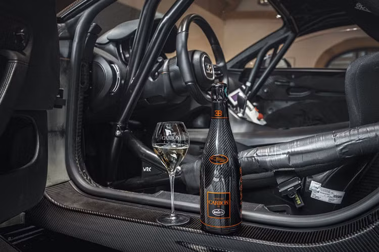 Chủ sở hữu sẽ được làm việc trực tiếp với Giám đốc Thiết kế Achim Anscheidt của Bugatti để tạo ra các yếu tố thiết kế độc đáo hơn nữa, biến nó trở thành một tác phẩm điêu khắc hoàn hảo nhất.