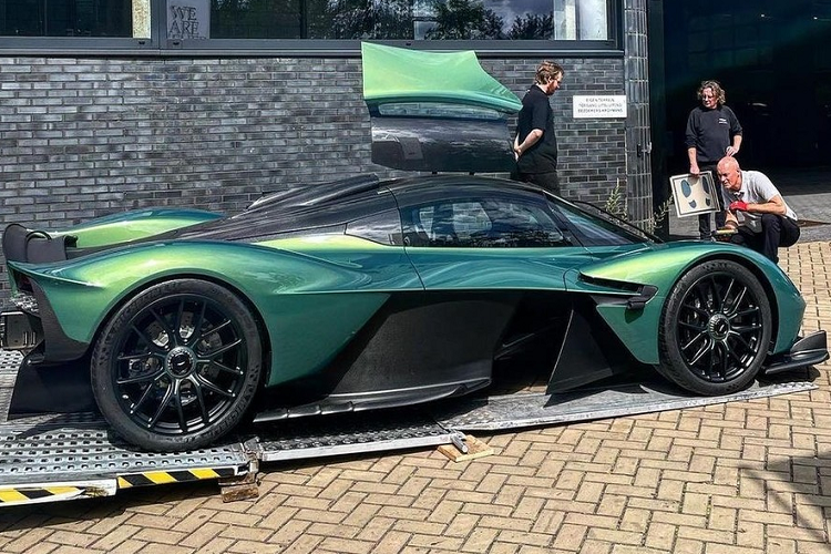 Sẽ chỉ có 150 xe Aston Martin Valkyrie Coupe giới hạn được sản xuất nhưng số lượng người đặt mua được cho vượt quá cung ứng của hãng xe Anh quốc dù mức giá bán không hề rẻ, từ 2,31 triệu Bảng, tương đương 73 tỷ đồng, đắt hơn Bugatti Chiron đến 20 tỷ đồng.