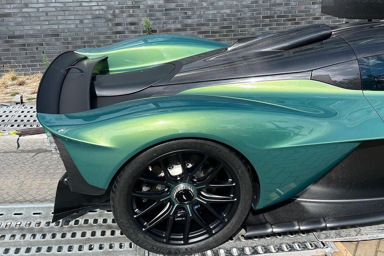 Ngoài ra, chiếc siêu xe Aston Martin Valkyrie sử dụng kiểu cửa cánh chim nhưng biên độ mở khá hẹp so với các siêu sử dụng kiểu cửa này rất quen thuộc ở Việt Nam bao gồm Mercedes-Benz SLS AMG Coupe hay thần gió Pagani Huayra. Kiểu cửa xe Valkyrie mang phong cách xe đua.