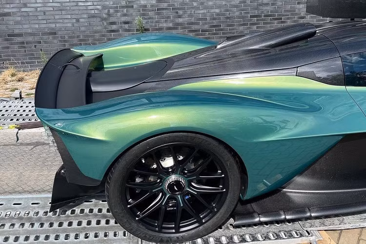 Ngoài ra, chiếc siêu xe Aston Martin Valkyrie sử dụng kiểu cửa cánh chim nhưng biên độ mở khá hẹp so với các siêu sử dụng kiểu cửa này rất quen thuộc ở Việt Nam bao gồm Mercedes-Benz SLS AMG Coupe hay thần gió Pagani Huayra. Kiểu cửa xe Valkyrie mang phong cách xe đua.