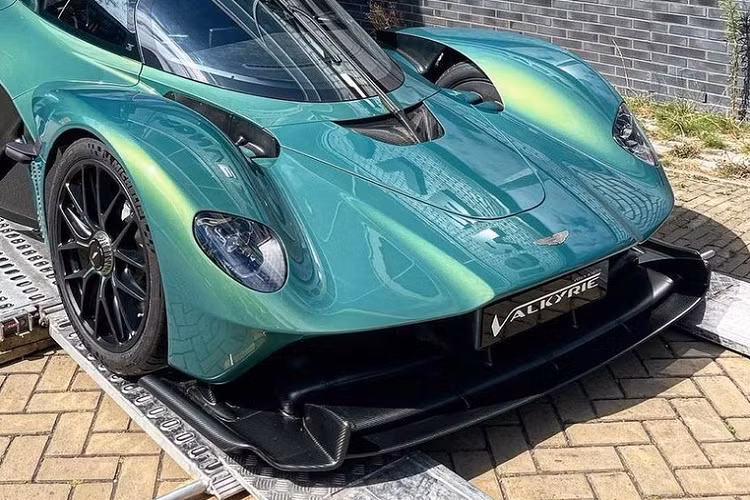 Động cơ mạnh mẽ này được ghép cặp với một hệ thống hybrid từ Rimac, từ đó nâng tổng công suất xe lên 1.160 mã lực và mô-men xoắn cực đại là 900 Nm.