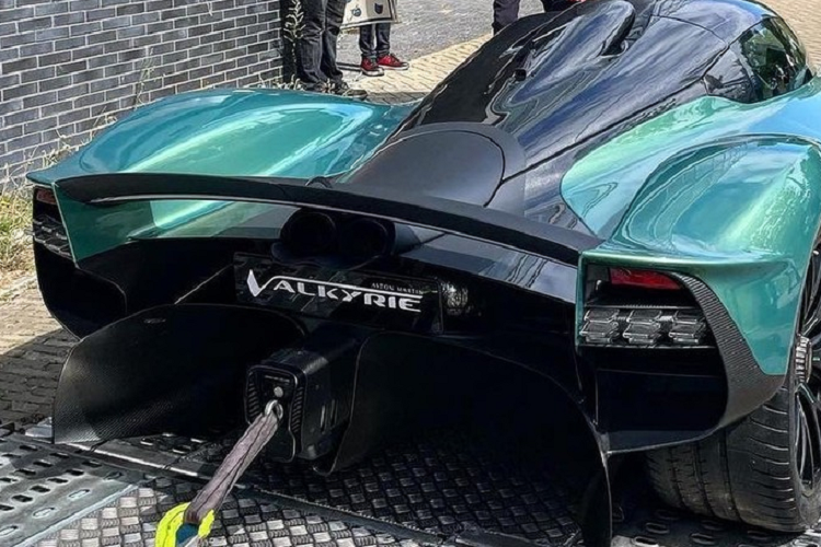 Cung cấp sức mạnh cho Aston Martin Valkyrie chính là khối động cơ V12, dung tích 6.5 lít, hút khí tự nhiên được phát triển bởi Cosworth, sản sinh 1.000 mã lực.