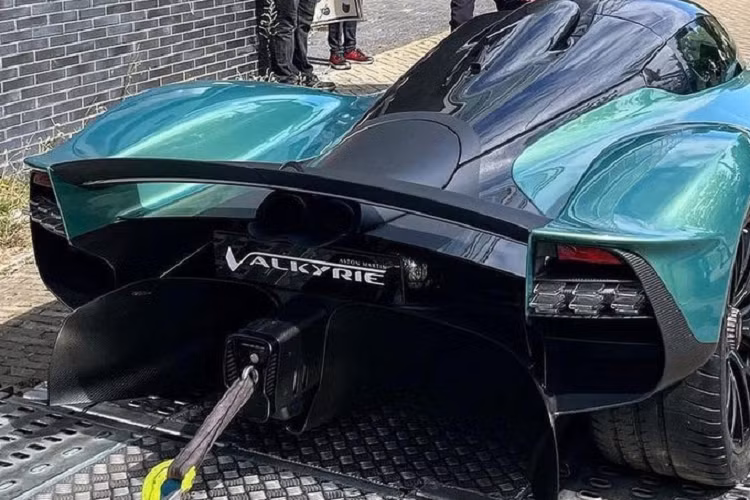 Cung cấp sức mạnh cho Aston Martin Valkyrie chính là khối động cơ V12, dung tích 6.5 lít, hút khí tự nhiên được phát triển bởi Cosworth, sản sinh 1.000 mã lực.