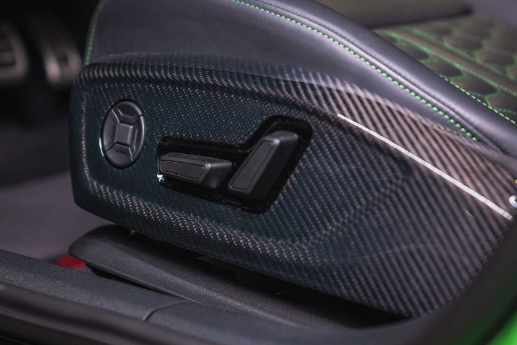 Về ngoại thất, RS3 mới đã được sửa đổi với bộ Bodykit RS nhằm tạo vẻ khác biệt so với các mẫu A3 hay S3.