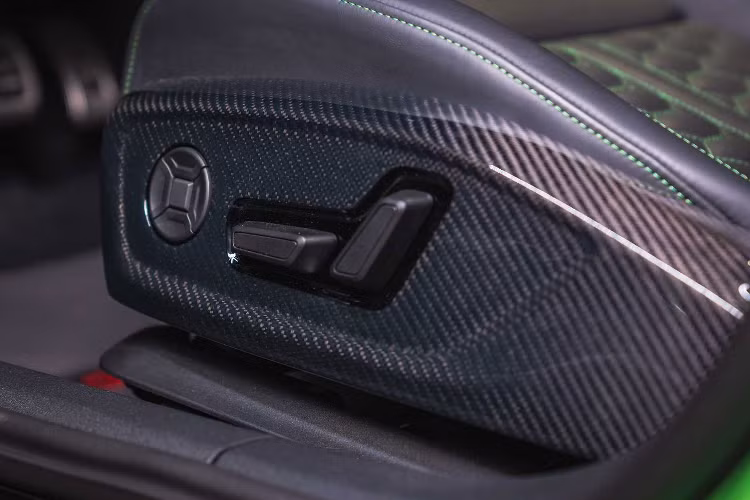 Về ngoại thất, RS3 mới đã được sửa đổi với bộ Bodykit RS nhằm tạo vẻ khác biệt so với các mẫu A3 hay S3.