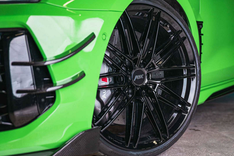 ABT bổ sung thêm cho xe hệ thống lò xo và thanh ổn định vào hệ thống treo ở phiên bản tiêu chuẩn, đồng thời cung cấp một tùy chọn có thể điều chỉnh hoàn toàn các chi tiết cao cấp hơn. Với trang bị này, chiều cao của xe có thể được hạ thấp xuống thêm 3,8 cm so với nguyên bản ở cả phía trước và phía sau.