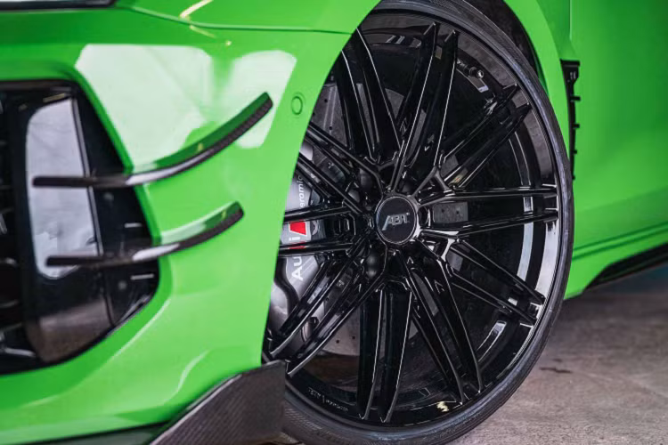 ABT bổ sung thêm cho xe hệ thống lò xo và thanh ổn định vào hệ thống treo ở phiên bản tiêu chuẩn, đồng thời cung cấp một tùy chọn có thể điều chỉnh hoàn toàn các chi tiết cao cấp hơn. Với trang bị này, chiều cao của xe có thể được hạ thấp xuống thêm 3,8 cm so với nguyên bản ở cả phía trước và phía sau.