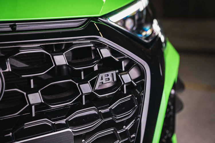 Ngoài ra, chiếc Audi RS3 Sportback mạnh 500 mã lực này còn được ABT nâng cấp bộ bodykit thể thao với các chi tiết được làm bằng vật liệu carbon.