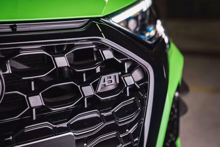 Ngoài ra, chiếc Audi RS3 Sportback mạnh 500 mã lực này còn được ABT nâng cấp bộ bodykit thể thao với các chi tiết được làm bằng vật liệu carbon.