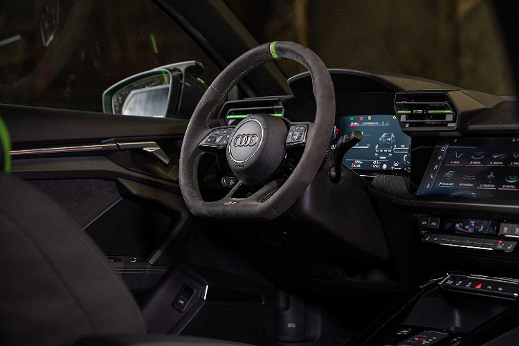 Những chi tiết carbon trong gói nâng cấp này bao gồm bộ líp trước thể thao, hai cánh lướt gió hai bên cản xe, nắp ốp gương bên, bộ khuếch tán mới phía sau cũng như cánh lướt gió ở phía trên khoang hành lý.