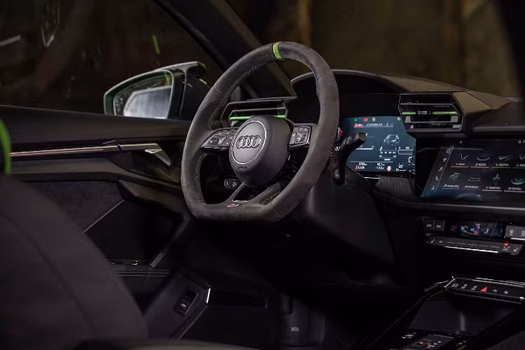 Những chi tiết carbon trong gói nâng cấp này bao gồm bộ líp trước thể thao, hai cánh lướt gió hai bên cản xe, nắp ốp gương bên, bộ khuếch tán mới phía sau cũng như cánh lướt gió ở phía trên khoang hành lý.