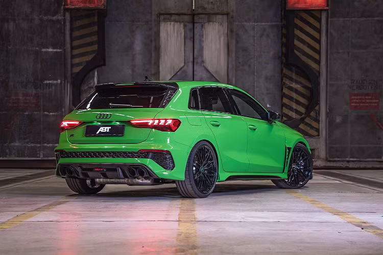 Thiết kế phần cản trước của xe đã được sửa đổi lớn với mặt ca-lăng sơn đen tạo cho chiếc xe vẻ ngoài thanh mảnh kết hợp với các hốc hút gió lớn hơn, thêm vào đó các hốc gió cũng đã được sửa đổi thành họa tiết tổ ong mới so với thế hệ tiền nhiệm.