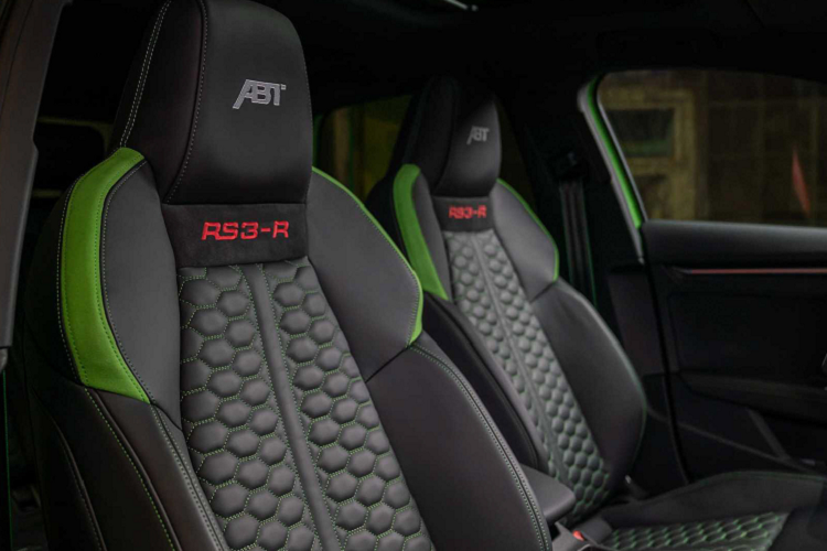 Ngoài ra, thương hiệu cũng trang bị cho xe các phần logo của hãng độ ABT Tuning biểu thị phiên bản độ khác biệt.