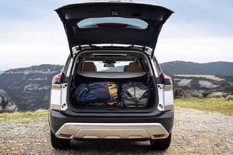 Chiếc xe sử dụng hệ dẫn động cầu trước hoặc tùy chọn e-4ORCE 4wd. Khả năng tăng tốc của X-Trail từ 0-100 km/h là 7-9,6 giây tùy phiên bản. Tốc độ tối đa của xe cũng đáng lưu ý khi có thể đạt mức 170-200 km/h.