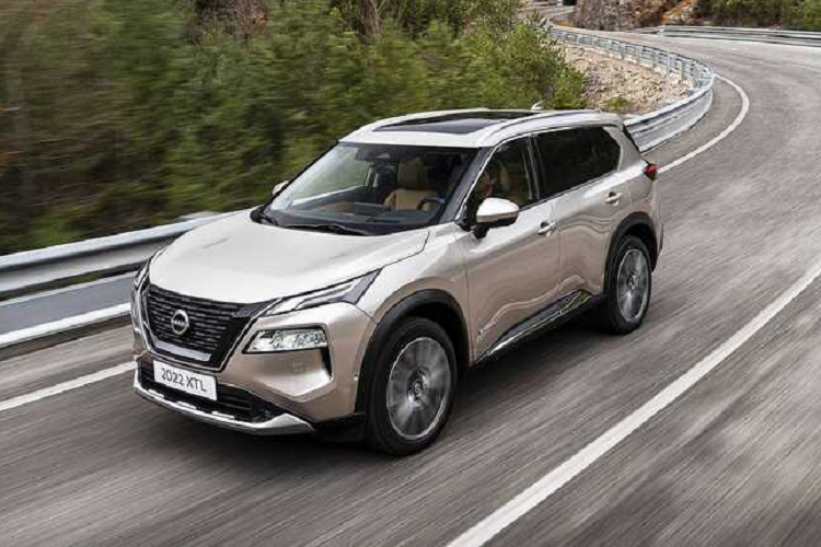 Tùy phiên bản, Nissan X-Trail đời mới sẽ có thiết kế bộ mâm khác nhau với kích thước 19 inch, gương chiếu hậu sơn đen thể thao. Đuôi xe của mẫu CUV này cơ bắp, đèn hậu thanh mảnh với đồ họa LED đầy ấn tượng.