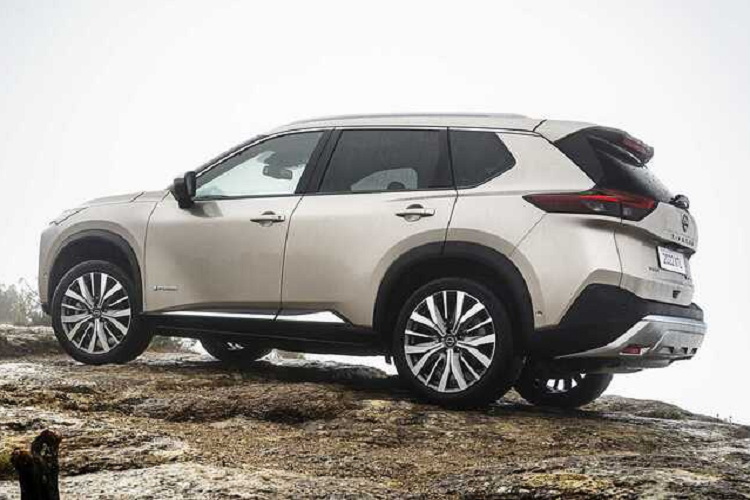 Chất lượng hoàn thiện và vật liệu nội thất cũng được cải tiến so với phiên bản tiền nhiệm mang đến cảm giác cao cấp và sang trọng hơn. Động cơ trên X-Trail châu Âu gồm loại 1.5l VCR turbo ICE và e-POWER, cho công suất 163-213 mã lực và mô-men xoắn cực đại 300-330 Nm tùy phiên bản.