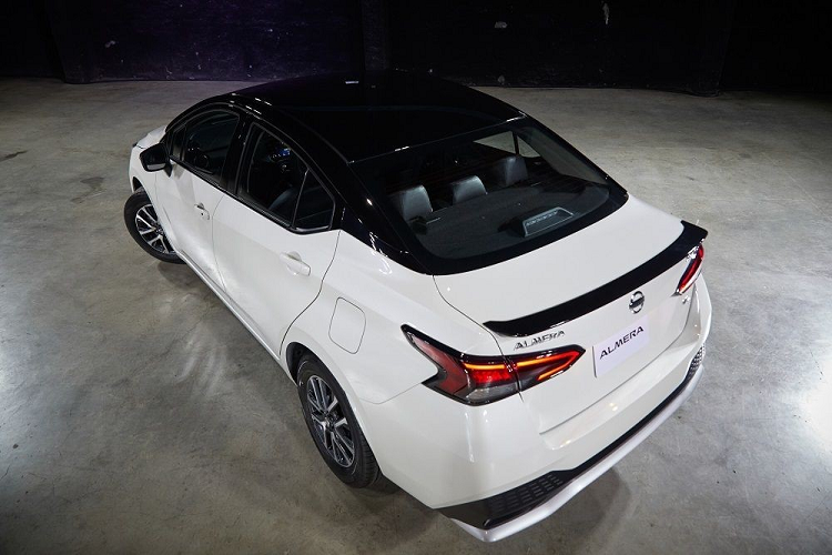 Tại thị trường Thái Lan, giá xe Nissan Almera 2022 chưa được công bố nhưng sẽ có đến 9 tùy chọn màu bao gồm: Trắng Đen, Xám Đen, Trắng, Xám, Đỏ, Cam, Đen, Bạc, Xanh dương.