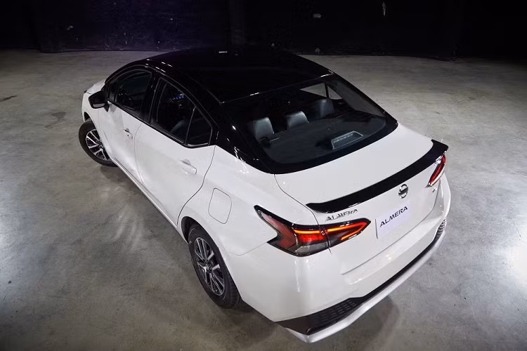 Tại thị trường Thái Lan, giá xe Nissan Almera 2022 chưa được công bố nhưng sẽ có đến 9 tùy chọn màu bao gồm: Trắng Đen, Xám Đen, Trắng, Xám, Đỏ, Cam, Đen, Bạc, Xanh dương.