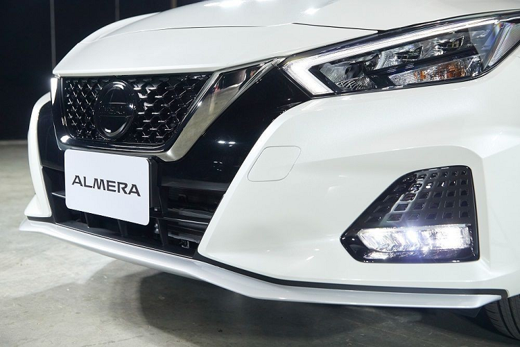 Trên phiên bản mới, Nissan Almera vẫn giữ được nội thất rộng rãi, trang bị ghế Quole Modure cao cấp tích hợp tính năng sưởi (bản VL và VL Sportech). Bảng đồng hồ của xe là sự kết hợp giữa đồng hồ cơ và màn hình màu TFT 7-inch, hiển thị các thông tin như vận tốc, vòng tua máy, hành trình và các thông số cơ bản khác.