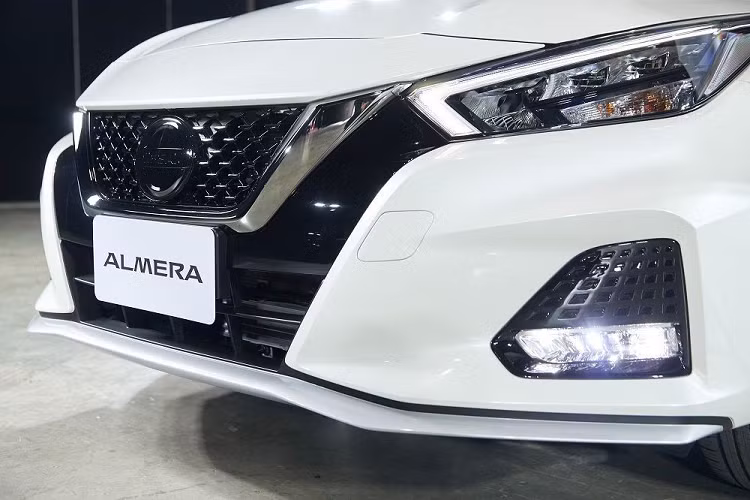 Trên phiên bản mới, Nissan Almera vẫn giữ được nội thất rộng rãi, trang bị ghế Quole Modure cao cấp tích hợp tính năng sưởi (bản VL và VL Sportech). Bảng đồng hồ của xe là sự kết hợp giữa đồng hồ cơ và màn hình màu TFT 7-inch, hiển thị các thông tin như vận tốc, vòng tua máy, hành trình và các thông số cơ bản khác.