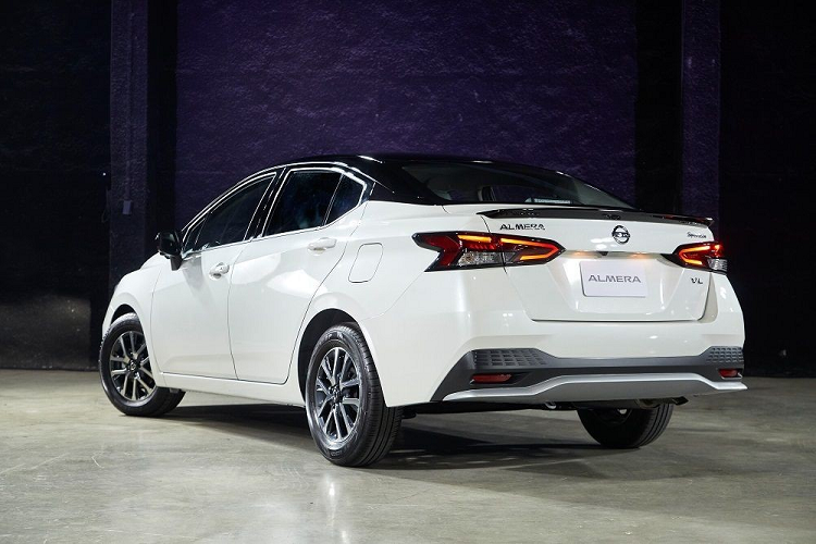 Cụ thể hơn, Nissan Almera 2022 nâng cấp với cản sốc trước và sau thể thao hơn, đi kèm là một số chi tiết ốp màu crôm bóng, lazăng hợp kim 15 inch. Ngoài ra ngoại thất của xe được sơn hai tông màu tương phản với mui xe, gương chiếu hậu và cánh gió đuôi màu đen bóng, gương chiếu hậu của xe được tích hợp đèn xi-nhan và gập điện tự động.
