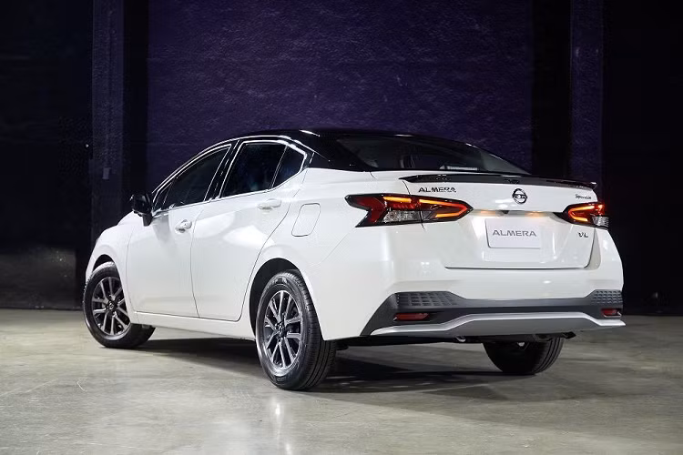 Cụ thể hơn, Nissan Almera 2022 nâng cấp với cản sốc trước và sau thể thao hơn, đi kèm là một số chi tiết ốp màu crôm bóng, lazăng hợp kim 15 inch. Ngoài ra ngoại thất của xe được sơn hai tông màu tương phản với mui xe, gương chiếu hậu và cánh gió đuôi màu đen bóng, gương chiếu hậu của xe được tích hợp đèn xi-nhan và gập điện tự động.