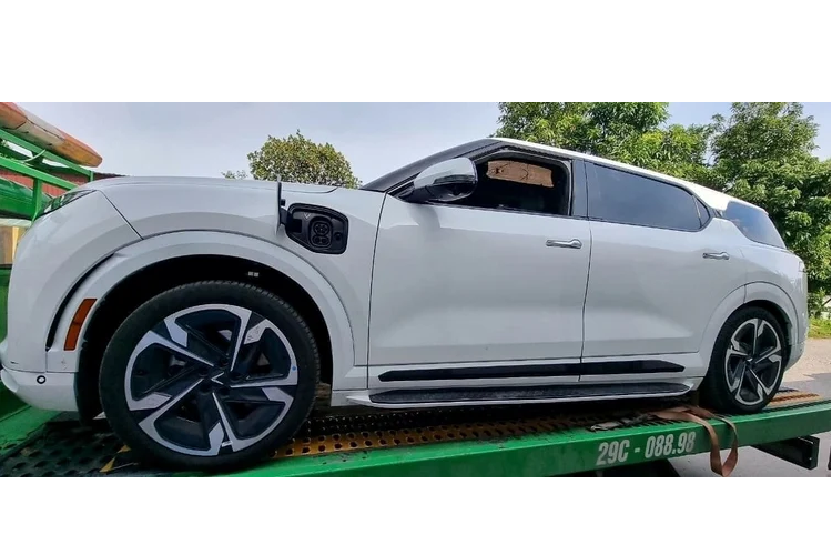 Thông tin đăng kiểm cho thấy mẫu xe SUV điện VinFast VF9 có 3 phiên bản gồm Eco 7 chỗ, Plus 7 chỗ và Plus 6 chỗ ngồi. Trong đó, biến thể 6 chỗ ngồi hứa hẹn sẽ sở hữu hàng ghế giữa với 2 chỗ ngồi, cho khoang cabin sang trọng hơn. Kích thước của các phiên bản cũng có sự khác biệt nhẹ. Chiều dài trục cơ sở chung là 3.149 mm.