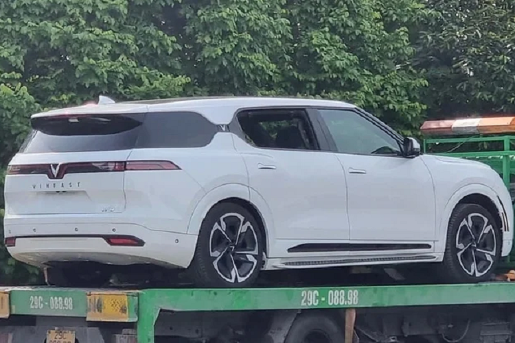 Theo lịch trình của VinFast, VF8 và VF9 sẽ được đẩy mạnh sản xuất để có thể kịp giao xe toàn cầu vào cuối năm nay. Do đó, việc Vinfast VF9 2023 mới hoàn thành thủ tục đăng kiểm tại Việt Nam cho thấy mẫu xe này đã sẵn sàng ra mắt và bàn giao đến tay khách hàng.