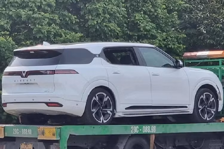 Theo lịch trình của VinFast, VF8 và VF9 sẽ được đẩy mạnh sản xuất để có thể kịp giao xe toàn cầu vào cuối năm nay. Do đó, việc Vinfast VF9 2023 mới hoàn thành thủ tục đăng kiểm tại Việt Nam cho thấy mẫu xe này đã sẵn sàng ra mắt và bàn giao đến tay khách hàng.