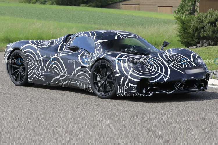 CEO Horacio Pagani cho biết C10 sẽ có trọng lượng nhẹ hơn Huayra, mục đích là để cải thiện khả năng xử lý của xe thay vì tập trung vào việc nâng tốc độ tối đa lên.