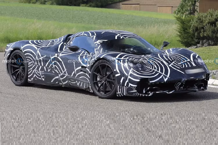 CEO Horacio Pagani cho biết C10 sẽ có trọng lượng nhẹ hơn Huayra, mục đích là để cải thiện khả năng xử lý của xe thay vì tập trung vào việc nâng tốc độ tối đa lên.