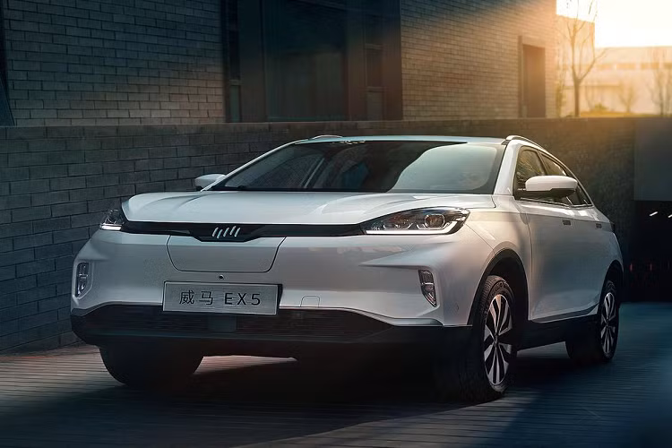 Các nhà sản xuất xe điện cũng phải đối mặt với giá pin cao hơn, sau khi các nhà cung cấp pin Trung Quốc thay đổi cách tính giá trong quý 2 năm nay. Ngoài ra, các nhà sản xuất ôtô lớn thuộc sở hữu nhà nước vẫn có thể tài trợ cho bộ phận xe điện bằng tiền thu được từ các liên doanh. 