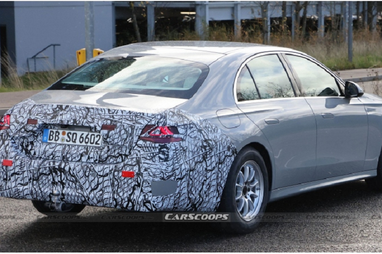 Ngoài ra, đồng hồ lái phía sau vô lăng cũng là dạng kỹ thuật số với màn hình chữ nhật. Các hình ảnh chụp lén trước đây cũng cho thấy gần như trọn vẹn thiết kế tổng thể về Mercedes-Benz E-Class 2024 thế hệ mới.