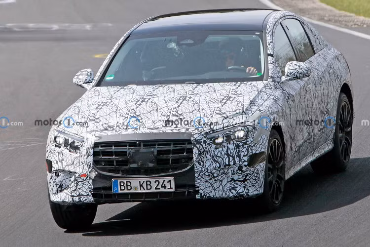 Mẫu xe sedan Mercedes-Benz E-Class 2024 được kỳ vọng sẽ ra mắt ngay trong năm 2023. Trong khi mẫu E53 E-Performance sẽ được lên lịch ra mắt ngay sau đó, đi kèm động cơ Plug-in Hybrid cho công suất 671 mã lực và mô-men xoắn 750Nm.