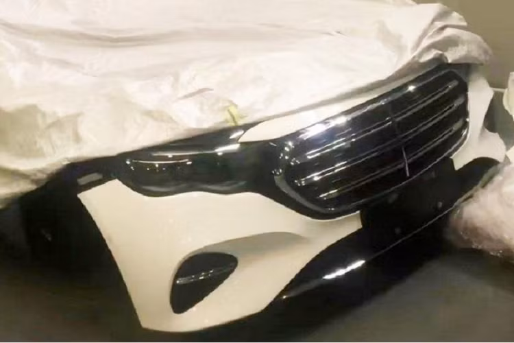 Đèn pha Mercedes-Benz E-Class 2024 cũng sẽ kết hợp với cụm lưới tản nhiệt tạo nên hình đôi cánh, tương tự với những dòng xe Mercedes-Benz ra mắt thời gian gần đây. Những bức ảnh cũng hé lộ toàn bộ thiết kế bảng táp lô của E-Class mới với điểm nhấn là cụm màn hình thông tin giải trí trung tâm với kích thước cực lớn.