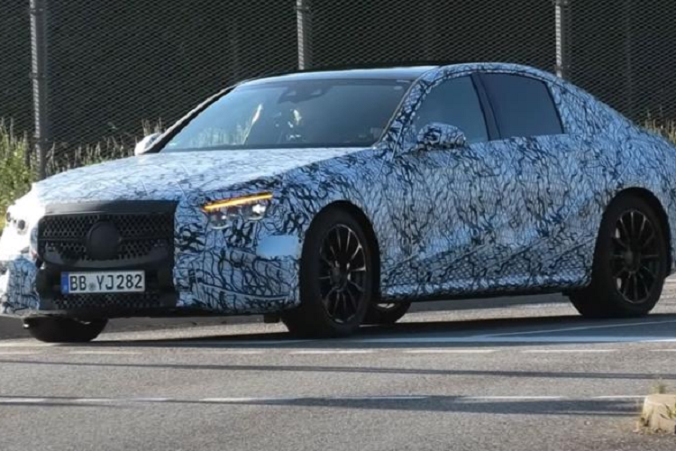 Bên dưới nắp capo, Mercedes-Benz E-Class 2024 được dự đoán trang bị 3 lựa chọn động cơ, bao gồm động cơ xăng 2.0L tăng áp, động cơ diesel 2.0L và động cơ Plug-in Hybrid thân thiện với môi trường.