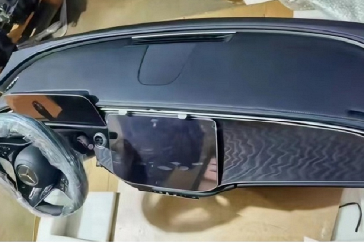 Đặc biệt cụm màn hình có giao diện vuông vức, khác biệt hoàn toàn với kiểu màn hình đặt dọc trên chiếc S-Class mới. Bên trên màn hình trung tâm là những khe gió điều hòa có thiết kế mảnh, kết hợp cùng viền kim loại chạy ngang suốt bảng táp lô và kéo dài đến tận viền cửa hai bên.