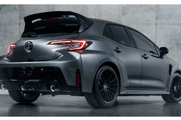 Không chỉ mạnh mẽ hơn, Toyota GR Corolla 2023 còn sở hữu ngoại hình khác biệt so với bản thường. Được phát triển dựa trên Toyota Corolla Hatchback, mẫu xe hiệu suất cao này mang trên mình lưới tản nhiệt dưới hình chữ nhật cỡ lớn, tích hợp đèn sương mù và khe gió nằm dọc ở hai góc cản trước.